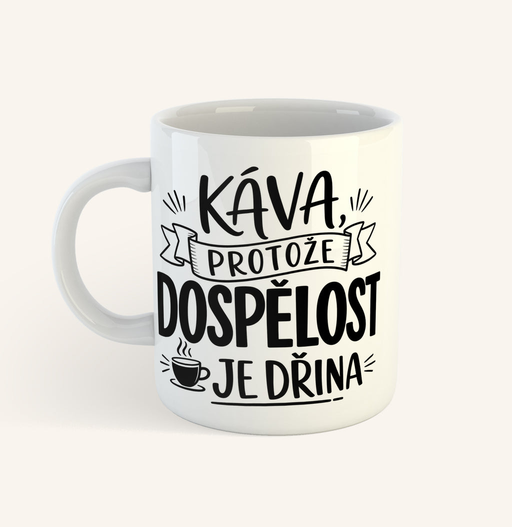 Keramický hrnek s textem Káva, protože dospělost je dřina