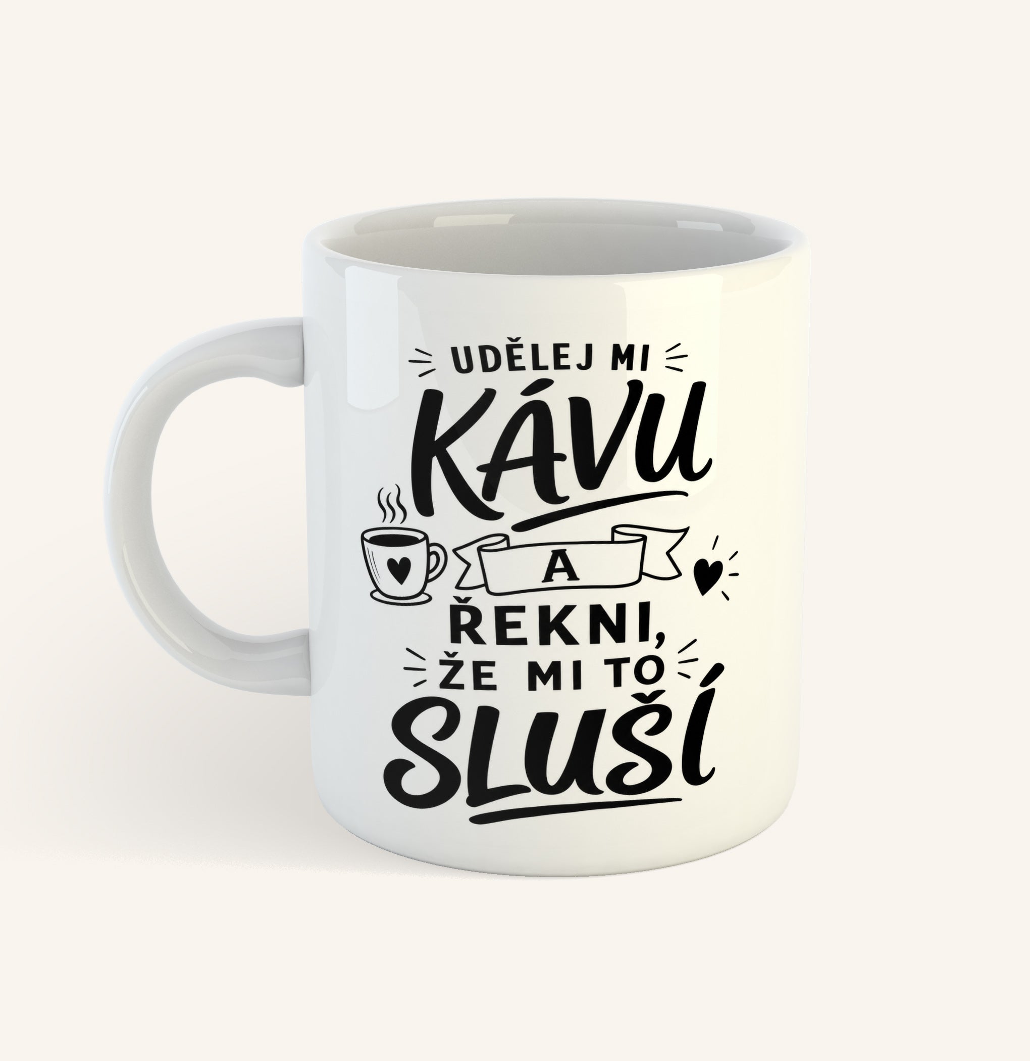 Bílý keramický hrnek s textem Udělej mi kávu a řekni, že mi to sluší