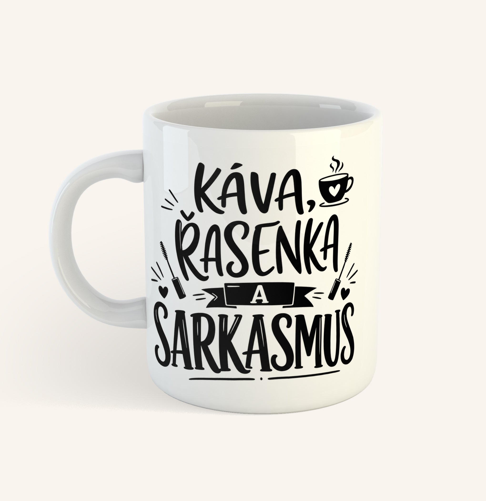Keramický hrnek s textem Káva, řasenka a sarkasmus