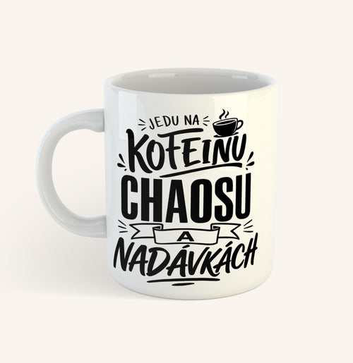 Keramický hrnek s textem Jedu na kofeinu, chaosu a nadávkách