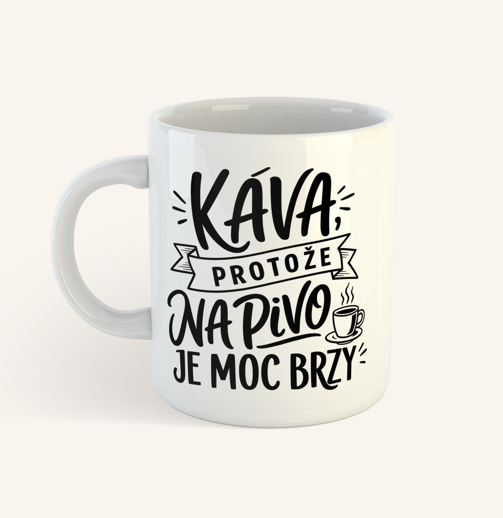 Keramický hrnek s textem Káva, protože na pivo je moc brzy