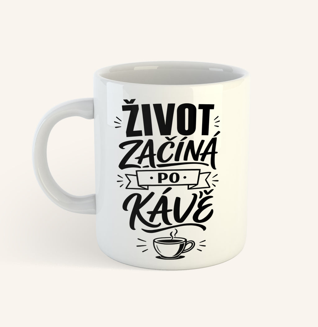 Bílý keramický hrnek s textem Život začíná po kávě