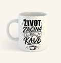 Bílý keramický hrnek s textem Život začíná po kávě